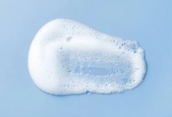 Bílá Péče Pleť Čistí Pěnu Světle Modrém Pozadí Mýdlo Šampon — Stock fotografie