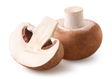 Bir bütün ve yarım taze kahverengi şampiyon mantarı beyaz arka planda izole edilmiş.