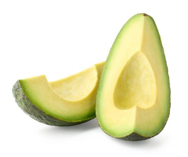 Beyaz arka planda izole edilmiş iki taze avokado dilimi.