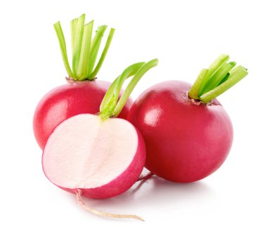 Beyaz arka planda izole edilmiş taze turplar.