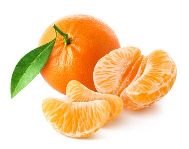 Mandalina, mandalina, mandalina ya da mandalina parçalarının hepsi beyaz arka planda izole edilmiş.
