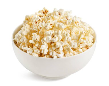 Beyaz arka planda izole edilmiş lezzetli ev yapımı tuzlu patlamış mısırla dolu bir kâse. Film gecesi için lezzetli aperatifler.