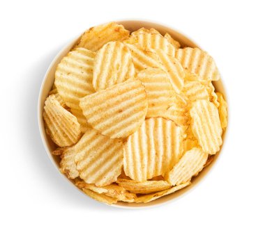 Bir kase kızarmış patates cipsi ya da beyaz arka planda izole edilmiş cips. Üst Manzara. Parti yemeği. Tuzlu atıştırmalık. Film gecesi için lezzetli aperatifler.