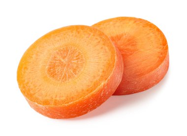 Beyaz arka planda iki taze havuç dilimi.