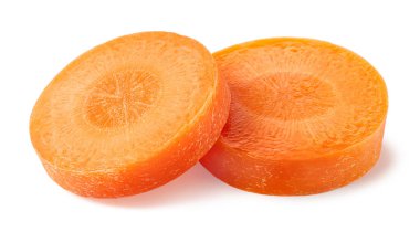 Beyaz arka planda iki taze havuç dilimi.