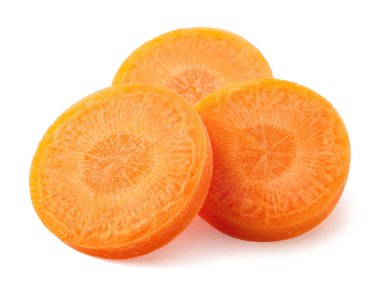 Beyaz arka planda üç taze havuç dilimi.