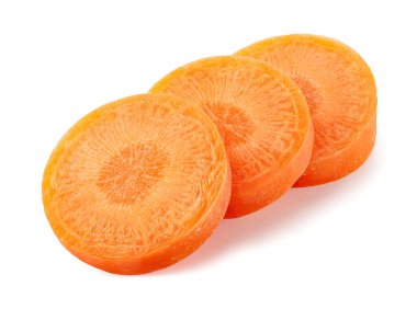 Beyaz arka planda izole edilmiş üç taze havuç dilimi.