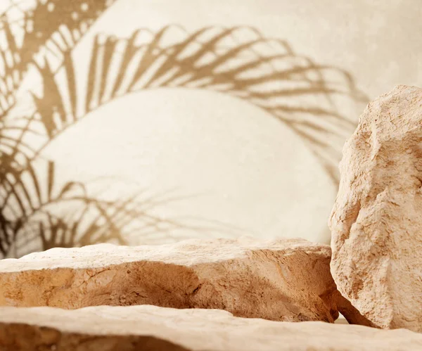 Sandsteinpodest Für Luxuriöse Produktplatzierung Mit Palmblattschatten Hintergrund Szene Aus Naturstein — Stockfoto