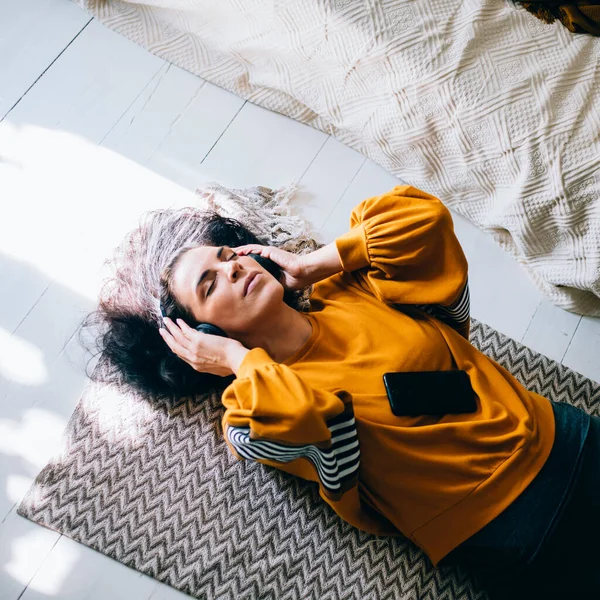 Yaşlarda Bekar Bir Kadın Rahat Evinde Dinleniyor Müzik Akışı Internet — Stok fotoğraf