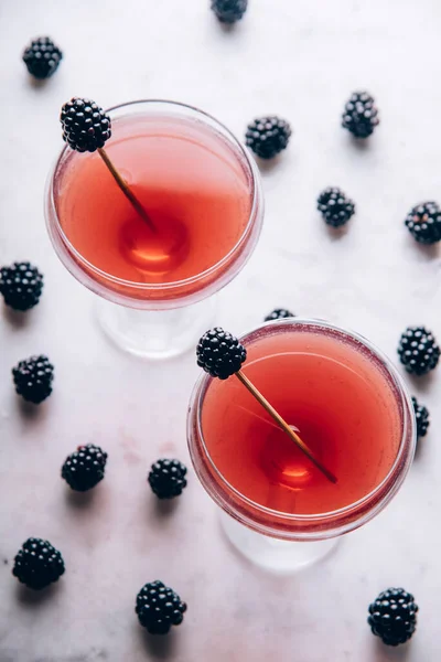 Blackberry Gin Cocktail Martini Glas Garniert Mit Früchten Auf Einem Stockfoto