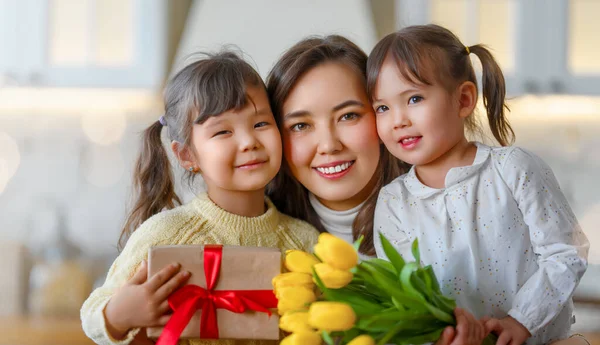 Boldog Anyák Napját Gyerekek Lányai Gratulálnak Anyjuknak Virágcsokrot Adnak Neki — Stock Fotó