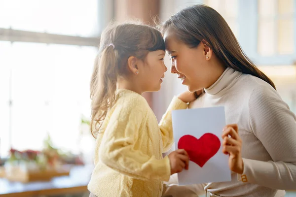Feliz Dia Mãe Filha Parabenizando Sua Mãe Dando Seu Cartão — Fotografia de Stock