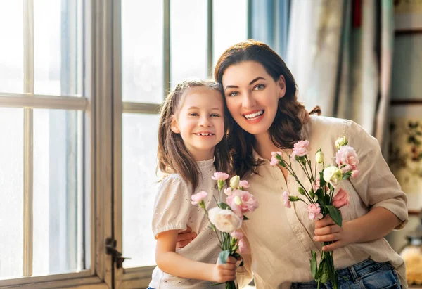 幸せな母親の日 子供の娘は母親を祝福し花束を — ストック写真