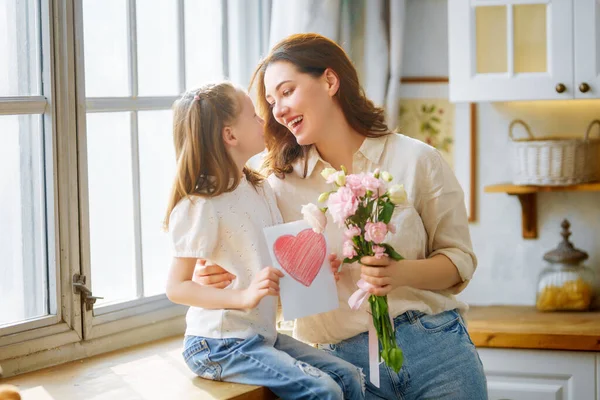 Счастливого Дня Матери Дочь Поздравляет Свою Мать Дарит Букет Цветов — стоковое фото