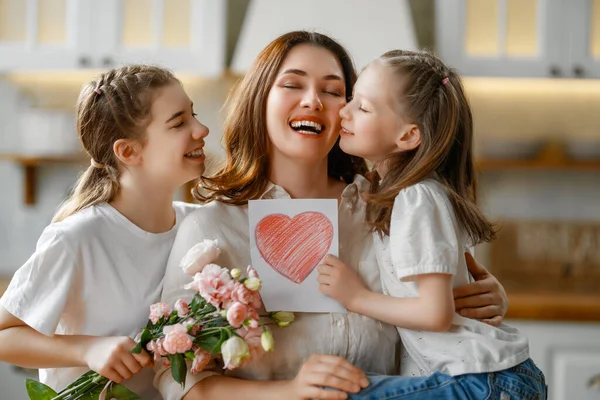 어머니 자녀들 어머니를 축하하고 꽃다발을 — 스톡 사진