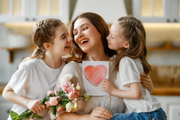 Счастливого Дня Матери Дети Дочери Поздравляют Свою Мать Дарят Букет — стоковое фото