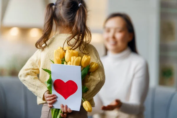 Счастливого Дня Матери Дочь Поздравляет Свою Мать Дарит Букет Цветов — стоковое фото