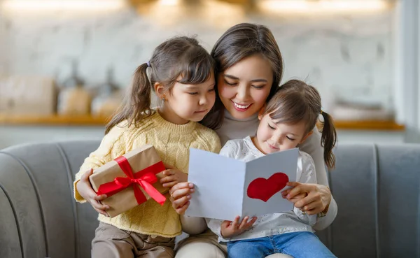 Счастливого Дня Матери Дети Дочери Поздравляют Свою Мать Дарят Подарки — стоковое фото