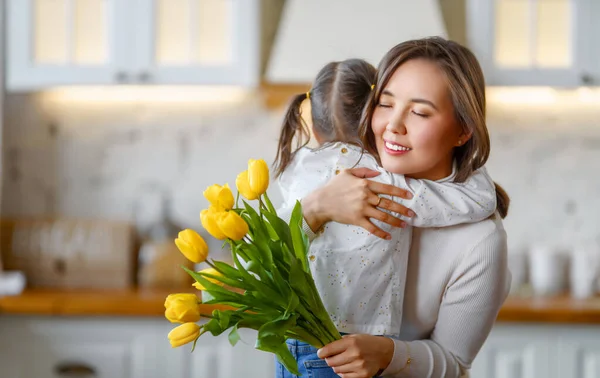 Щасливий День Матері Дитяча Дочка Вітає Маму Дарує Букет Квітів — стокове фото