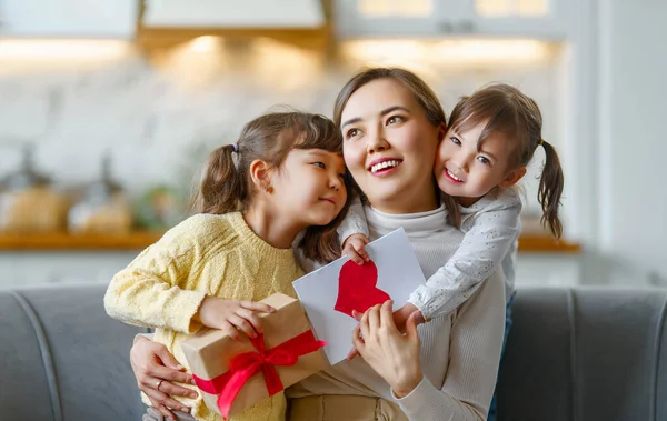 Щасливий День Матері Діти Дочки Вітають Маму Дарують Подарунки — стокове фото