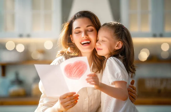Feliz Dia Mãe Filha Parabenizando Sua Mãe Dando Seu Cartão — Fotografia de Stock