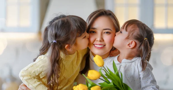 Happy Mother Day Children Daughters Congratulating Mother Giving Her Bouquet — Stock Photo, Image