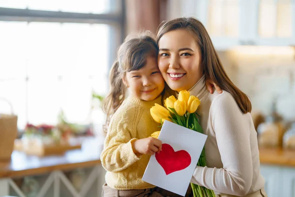 Щасливий День Матері Дитяча Дочка Вітає Маму Дарує Листівку Букет — стокове фото