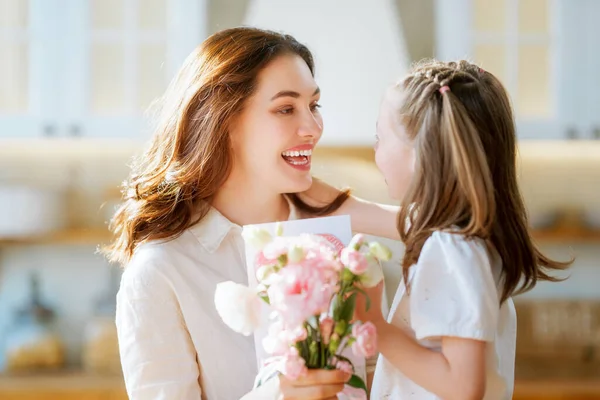 Boldog Anyák Napját Gyermek Lánya Gratulál Anyjának Virágcsokrot Neki — Stock Fotó