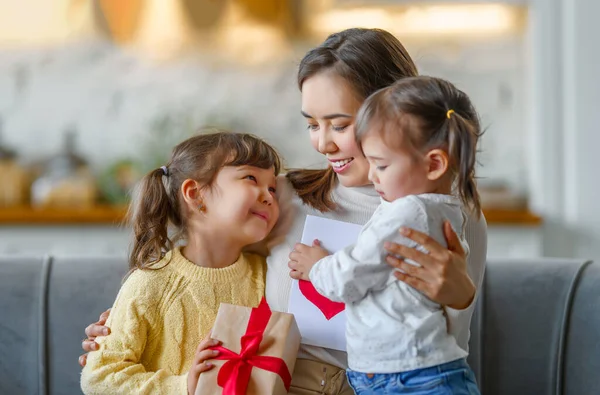 Щасливий День Матері Діти Дочки Вітають Маму Дарують Подарунки — стокове фото