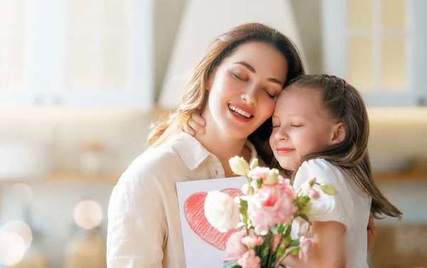 Feliz Dia Mãe Criança Filha Parabenizando Sua Mãe Dando Lhe — Fotografia de Stock