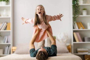 Sevgi dolu bir aile. Baba ve kızı birlikte oynuyorlar. Babalar Günü konsepti..