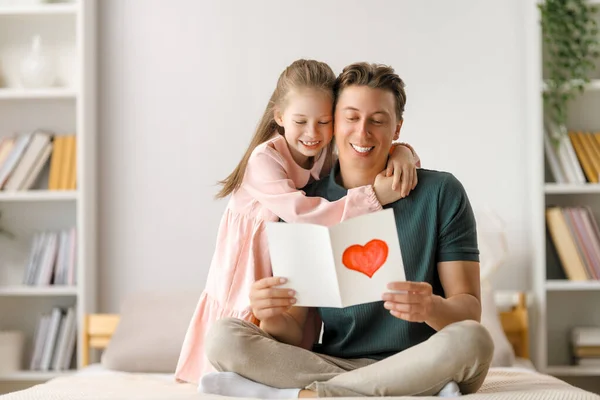 Gyermek Lánya Gratulál Apjának Képeslapot Neki Apa Lány Mosolyognak Ölelkeznek — Stock Fotó