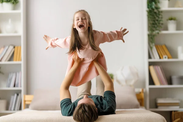 Boldog Szerető Családot Apa Lánya Gyerekei Együtt Játszanak Apák Napi — Stock Fotó