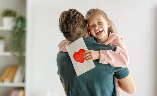 Çocuk Kızı Babasını Tebrik Ediyor Ona Kartpostal Veriyor Baba Kız — Stok fotoğraf