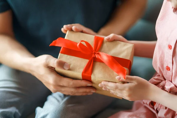 Днем Батька Дитяча Дочка Вітає Батька Дарує Йому Подарунок — стокове фото
