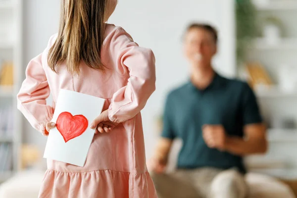 Córka Gratuluje Ojcu Daje Pocztówkę Tata Dziewczyna Uśmiechają Się Przytulają — Zdjęcie stockowe