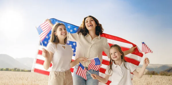 Patriotyczne Wakacje Szczęśliwa Rodzina Mama Córki Dzieci Dziewczyny Amerykańską Flagą — Zdjęcie stockowe