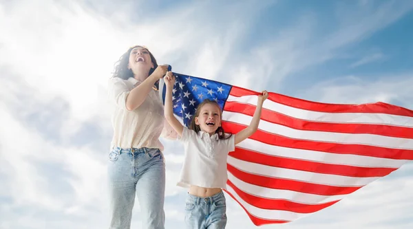 Патриотический Праздник Счастливая Семья Мама Дочь Девочка Американским Флагом Улице — стоковое фото