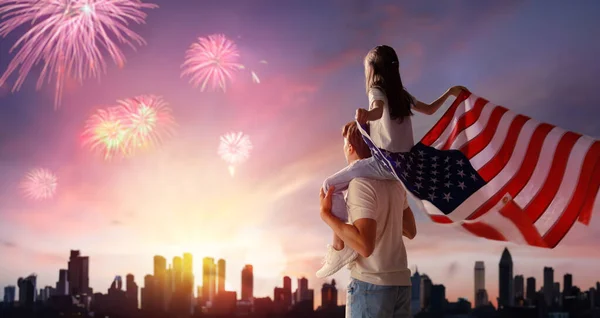 Патриотический Праздник Счастливая Семья Отец Дочь Девочка Американским Флагом Улице — стоковое фото