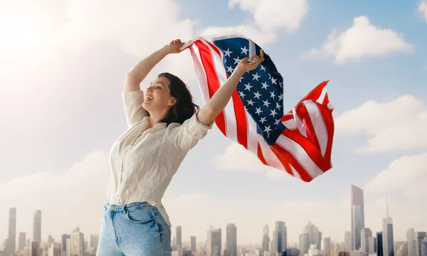 Vacanza Patriottica Giovane Donna Felice Con Bandiera Americana Usa Festeggia — Foto Stock