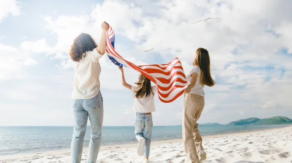Hazafias Ünnep Boldog Család Anya Lánya Gyerekek Amerikai Zászlós Lányok — Stock Fotó