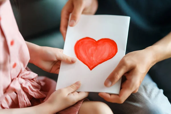 Днем Батька Дитяча Дочка Вітає Батька Дарує Йому Листівку — стокове фото