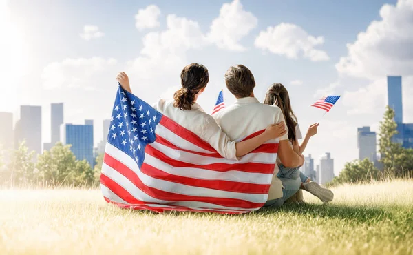 Патриотический Праздник Счастливая Семья Родители Дочь Девочки Американским Флагом Улице — стоковое фото