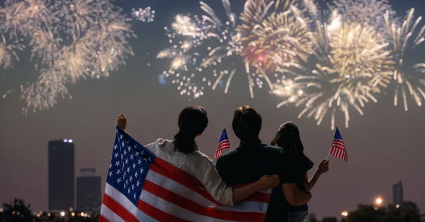 국경일 도시의 풍경에서 불꽃놀이를 국기를 아버지 어머니 미국의 독립기념일 — 스톡 사진