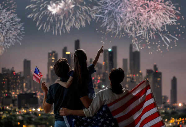 국경일 도시의 풍경에서 불꽃놀이를 국기를 아버지 어머니 미국의 독립기념일 — 스톡 사진