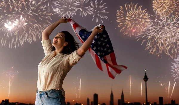 Патріотичне Свято Щаслива Молода Жінка Американським Прапором Сша Святкують Липня — стокове фото