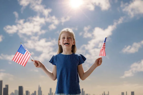 Patriotisk Högtid Glad Unge Söt Liten Flicka Med Amerikansk Flagga — Stockfoto