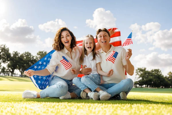 Патриотический Праздник Счастливая Семья Родители Дочь Девочки Американским Флагом Улице — стоковое фото