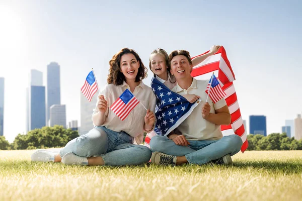 Πατριωτική Γιορτή Ευτυχισμένη Οικογένεια Γονείς Και Κόρη Κοριτσάκι Αμερικανική Σημαία — Φωτογραφία Αρχείου