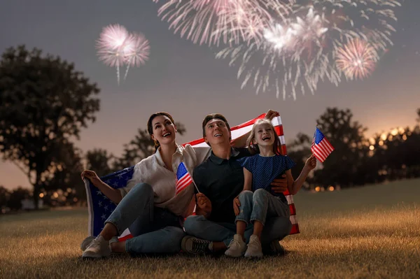 Патриотический Праздник Счастливая Семья Отец Мать Дочь Девочка Американским Флагом — стоковое фото